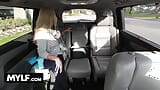 Une femme infidèle s’amuse avec son bâtard infidèle d’un mari en se tapant le chauffeur de taxi - taxi MILF snapshot 2