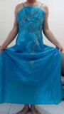 Placer con vestido largo azul satinado snapshot 1