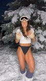 Jade Chynoweth sexy winterdans buiten in de sneeuw snapshot 1