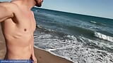 Homem latino sexy nu na praia pública snapshot 16