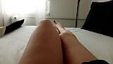 Milf transexual muestra sus hermosas piernas suaves y pies con dedos pintados de rojo snapshot 2