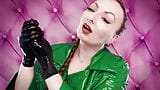 Asmr video: guanti di nitrile e olio - fetish glaminatrix arya grander - grande relax dal suono sexy, punto di vista snapshot 10