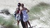 Lesbiche adolescenti sulla spiaggia snapshot 3