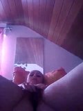 Mijn vrouw speelt alleen tegen het bed snapshot 6