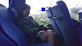 Chica extraña me seduce en el autobús público snapshot 3