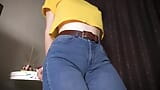 Sexy milf neckt ihren großen cameltoe in engen blue jeans snapshot 10