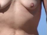 Vrouw topless op het strand snapshot 8
