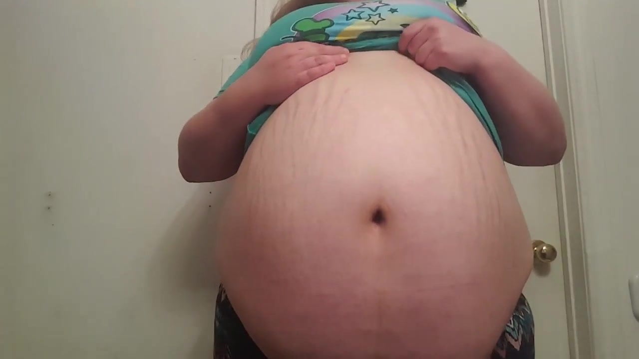 Надувание живота клизмой. Ssbbw Sabrina с большим раздутым пузом