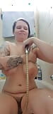 Une fille sexy aime la douche matinale - chatte poilue, gros seins naturels snapshot 9