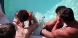 Przyjaciele ruchają się z bliźniakami na oklep przy basenie snapshot 5