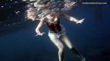 Junge Schlampen schwimmen nackt und allein snapshot 11