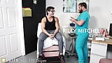 Madrastra Dr Riley Mitchel mete su polla en el culo de Jock snapshot 2