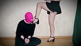 Mestra de sapatos e saia curta faz seu escravo em uma coleira beijar seus pés - girlz .pro - janewalker98 snapshot 9