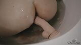 Соковита красуня в анал мастурбує до божевільного оргазму з ділдо у ванній кімнаті snapshot 11
