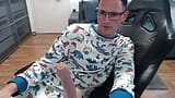 Duitse schattige jongen trekt zich twee keer af op livecam en speelt met een dildo snapshot 16