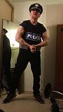 Un flic culturiste britannique musclé se vénère et s'excite dans son uniforme de police obsédé par ses énormes biceps snapshot 3