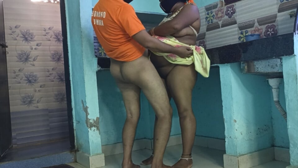 Telugu-hausfrau hat doggystyle analsex in der küche mit ihrem ehemann