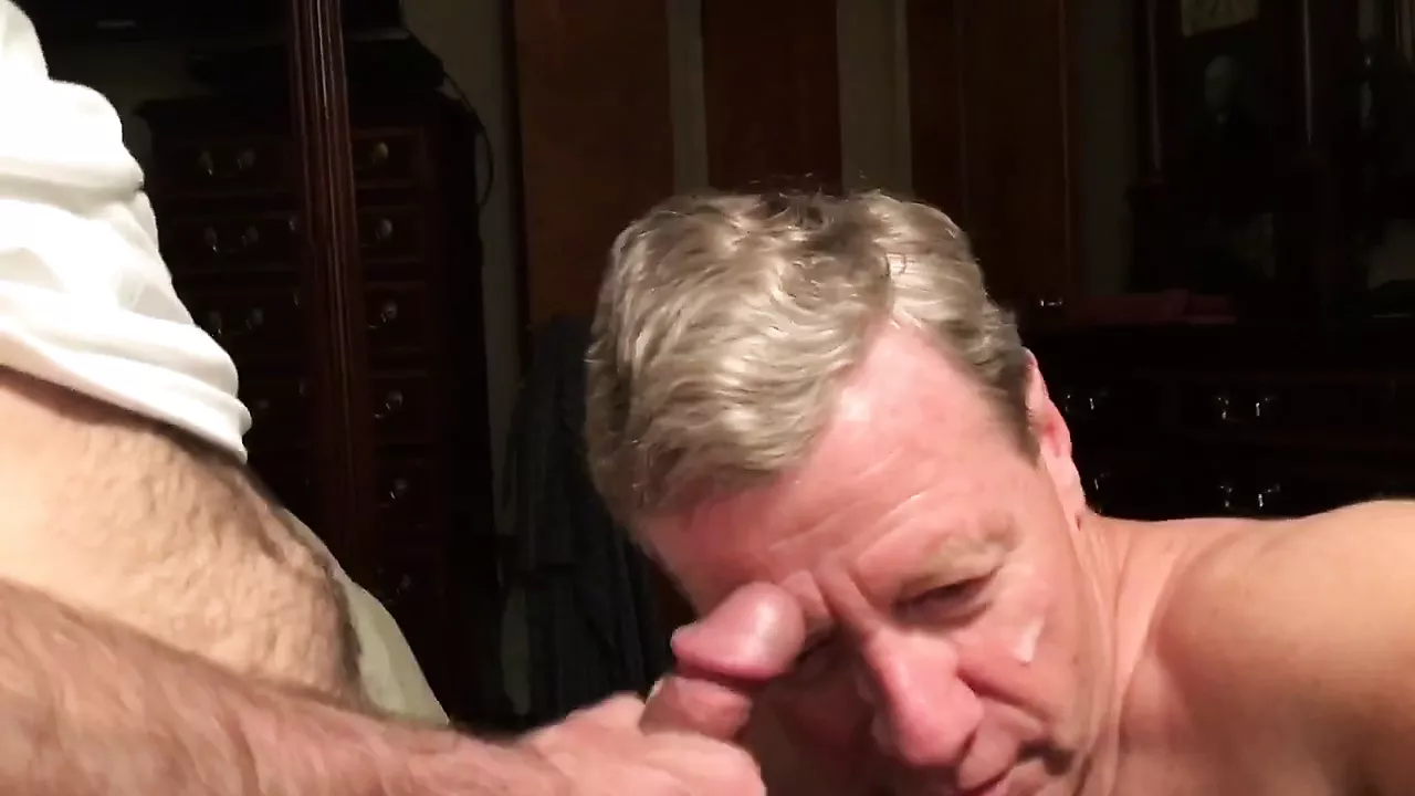 Old Faggot Cocksucker gets Cum Facial and Eats Cum: Gay Amateur Porn