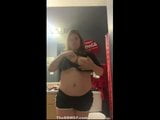 Tlustá baculatá kamarádka ukazuje své tělo a velká prsa snapshot 3