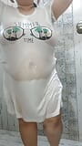 Tombul desi iri güzel kadın beyaz transparan üstte banyo gösterisi yapıyor snapshot 5