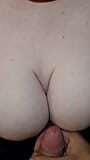 Semen caliente fluye sobre mis tetas hinchadas snapshot 1