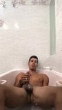 Un homme de fitness se branle pendant la douche de sperme snapshot 8