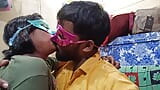 Pasangan India yang sudah menikah berhubungan seks pada malam tahun baru dalam video seks buatan sendiri yang lengkap snapshot 2
