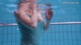アネッタが水中で裸のセクシーな体を披露 snapshot 5