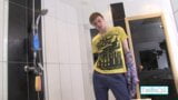 Lieve blonde twink Liam masturbeert en komt klaar onder de douche! snapshot 2