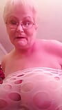 Nasty Granny Gilf joue avec ses énormes seins et montre sa queue de lapin pour vous snapshot 4