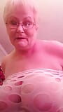 Desagradable la abuela gilf juega con sus enormes tetas y muestra su conejita para ti snapshot 4