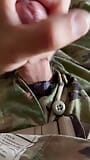 Армейский солдат в униформе подрачивает его твердый член, пока он не взорвет сливочную порцию спермы по всей его униформе snapshot 7