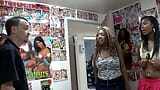 У Burke пара больших сисек и эта черная девушка в любительском видео snapshot 1