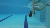 水中で裸のホットなケイティ・ソロカ・ブルネットティーン snapshot 4