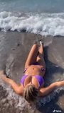 Chica tiktoker caliente en la playa con grandes tetas snapshot 5