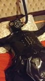 Rubberen milf in gasmasker, ademspeelsessie snapshot 10