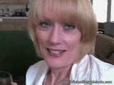 Amateur blonde Gilf zuigt pik terwijl ze op haar mobiele telefoon zit snapshot 3