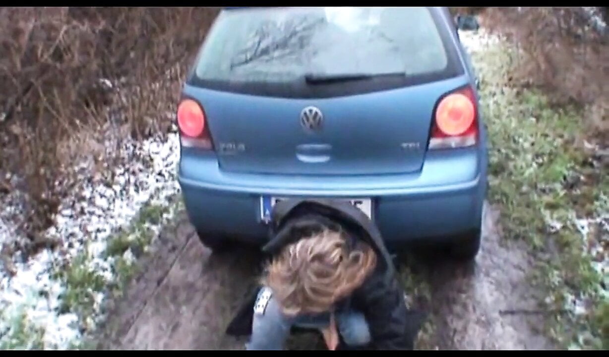 Geile Oesterreicherin blaest und pisst draussen!