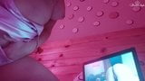 Babe vingert poesje en vibrator tijdens het kijken naar porno snapshot 5