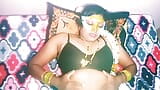 Telugu habla sucio, tía Smitha dedeándose y dando mamada a novio parte 1 snapshot 4