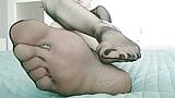 Monique Footlust - calze di nylon nere 7 den sulla sua taglia 11 piedi snapshot 2