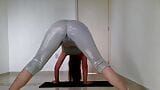 Braziliaanse mevrouw die yoga doet, pist op een latex glansbroek snapshot 13