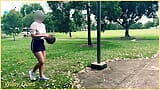 Frauchen spielt Basketball ohne BH und ohne Höschen snapshot 16