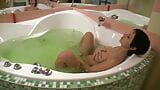 Piccole lesbiche tedesche che giocano nella vasca idromassaggio con un dildo snapshot 2