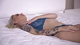 Arteya esfrega sua boceta com um vibrador dourado na cama enorme snapshot 3