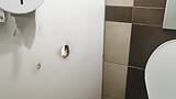 Gaura din zid - gloryhole reală. Gaură Gliry în toalett în public snapshot 5