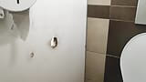 Réel gloryhole. Trou scintillant en public, toalett snapshot 5