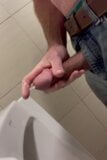Öffentliche Masturbation mit Sperma im öffentlichen Badezimmer snapshot 10
