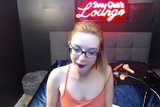 Geiles sexy Schätzchen fickt ihre rosa Muschi snapshot 4