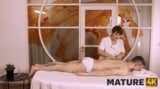 Mature4k. bewonderenswaardig plezier van rijpe vrouw en klant in de massagesalon snapshot 4